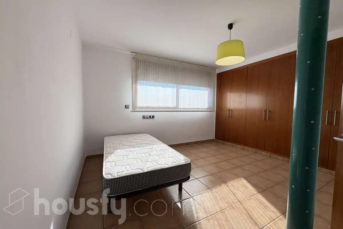 Habitación de Casa o chalet en venta en Sant Julià de Ramis con Calefacción, Jardín privado y Terraza