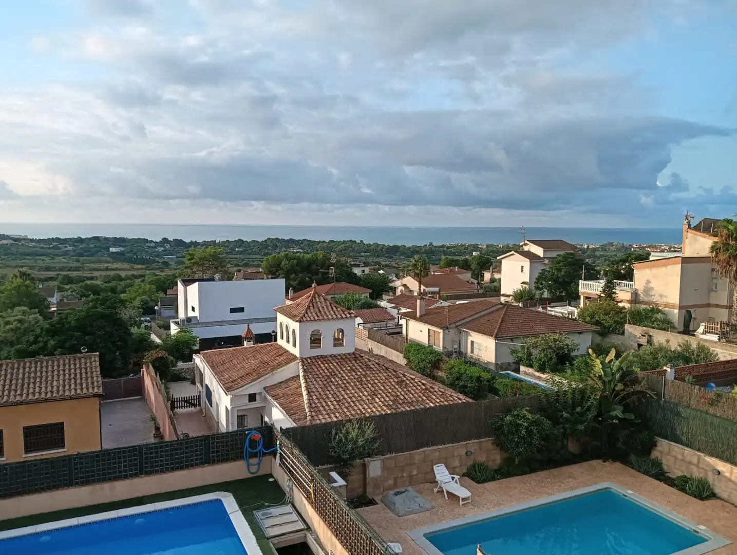 Vista exterior de Casa adosada en venta en Vilanova i la Geltrú con Aire acondicionado, Calefacción y Jardín privado