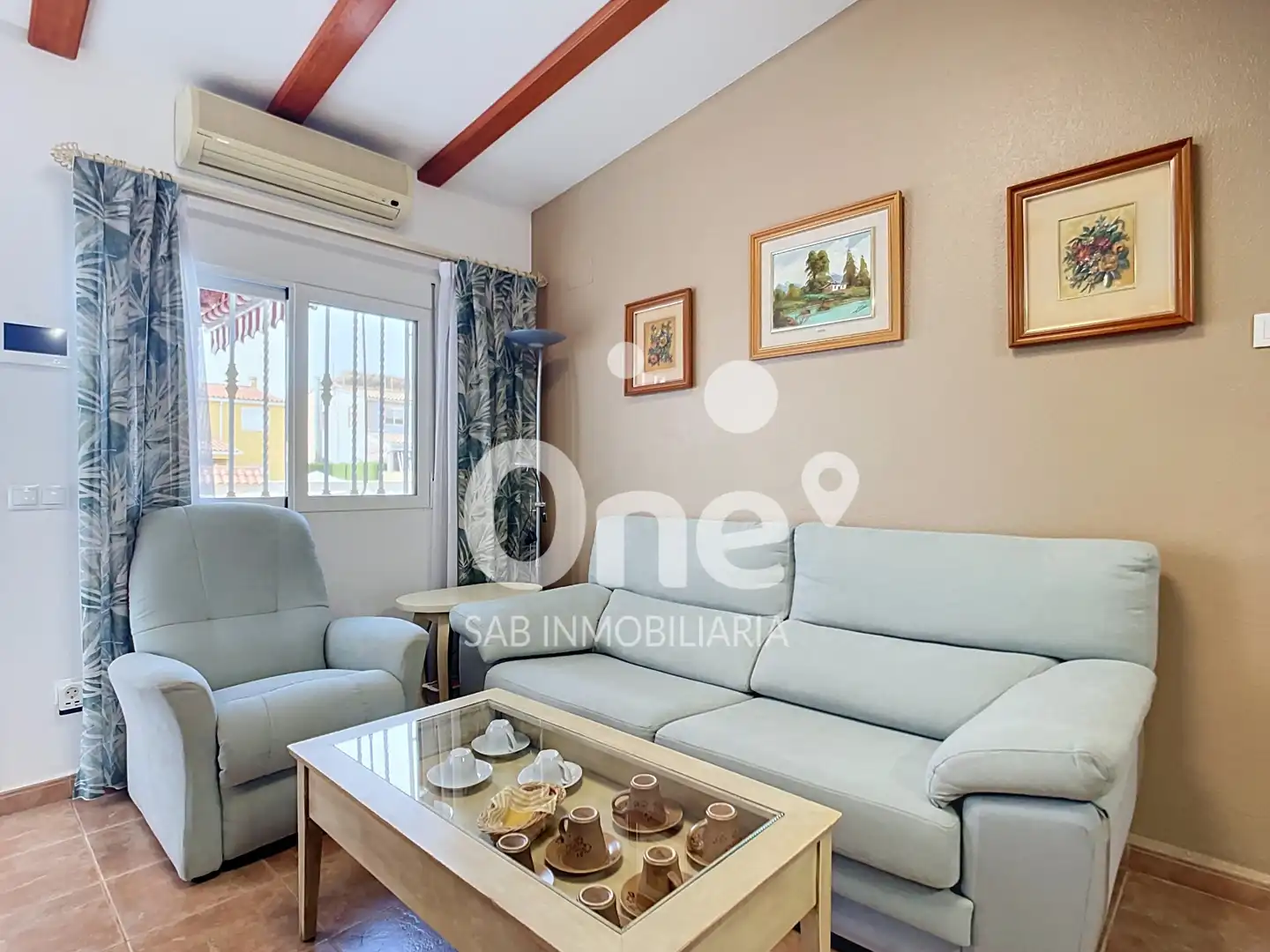 Sala d'estar de Casa adosada en venda en La Pobla de Vallbona amb Aire condicionat, Jardí privat i Terrassa