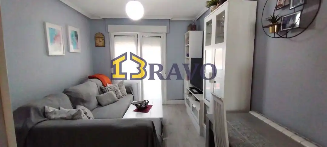 Sala d'estar de Pis en venda en Medina de Pomar amb Calefacció, Terrassa i Moblat