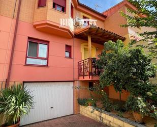 Vista exterior de Casa adosada en venda en Cáceres Capital amb Aire condicionat i Terrassa