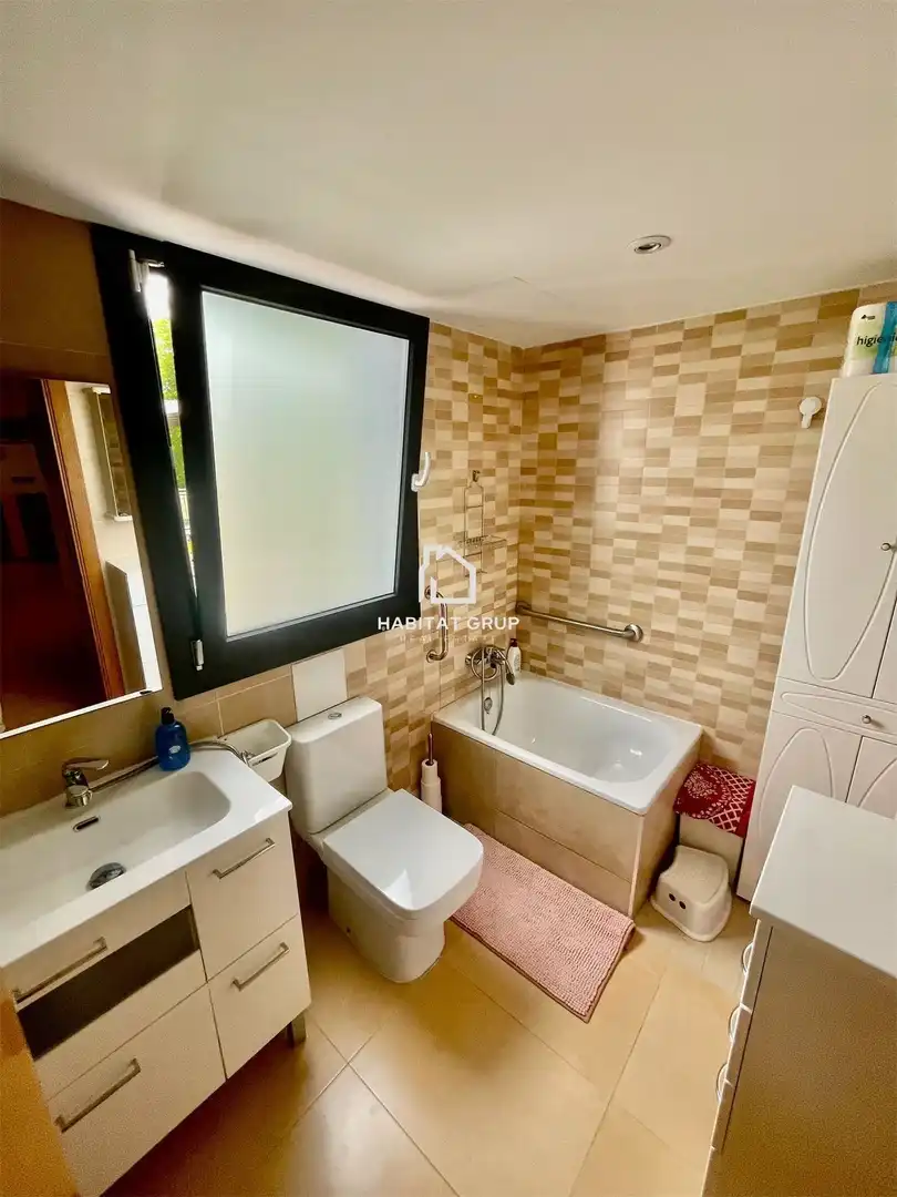 Bathroom of Duplexes for sale in Castell d'Aro, Platja d'Aro i s'Agaró  with Air Conditioner, Heating and Terrace