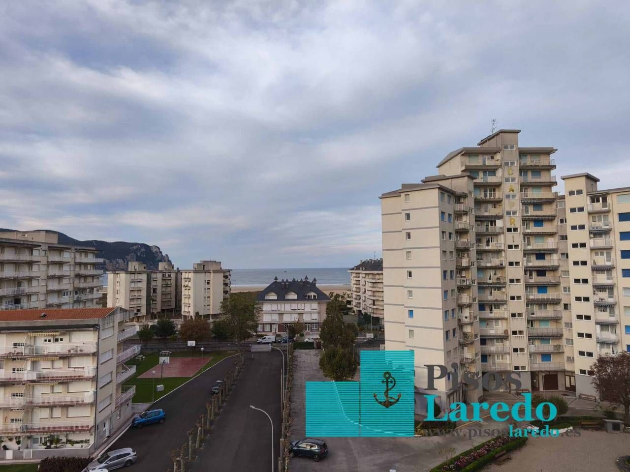 Vista exterior de Piso en venta en Laredo con Calefacción, Terraza y Trastero