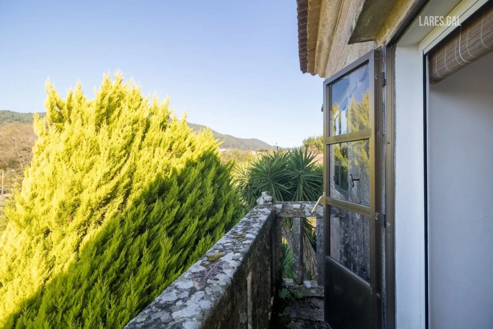 Vista exterior de Edificio en venta en Cangas 