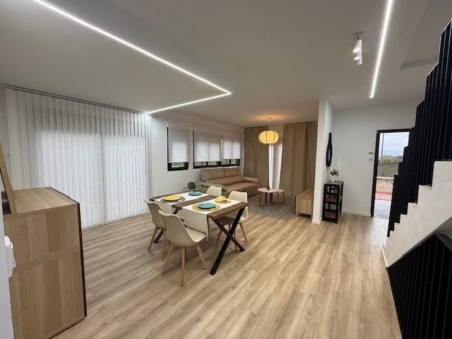 Menjador de Dúplex de lloguer en  Murcia Capital amb Aire condicionat, Terrassa i Moblat