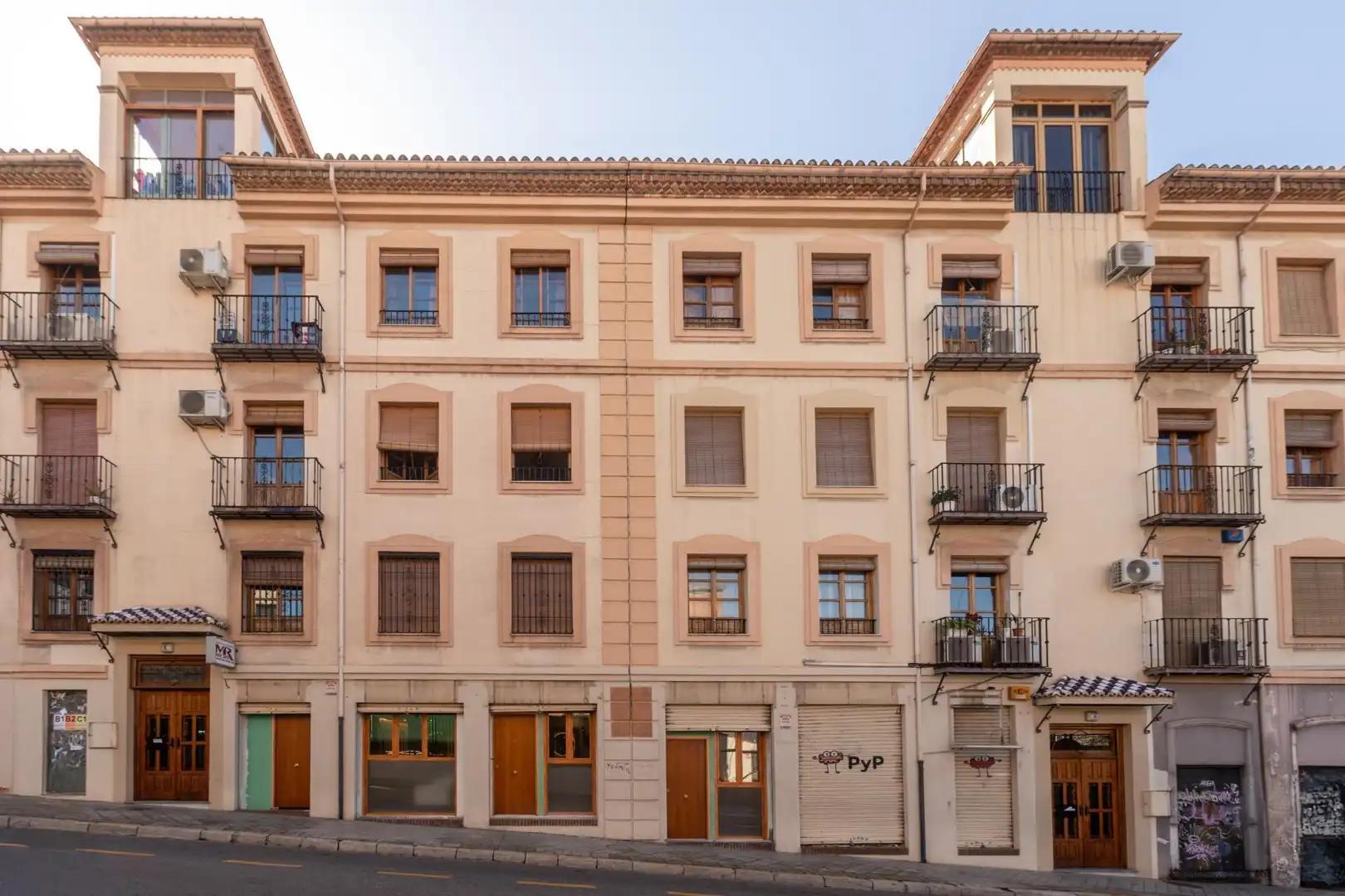 Vista exterior de Estudio en venta en Granada con Aire acondicionado, Calefacción y Alarma