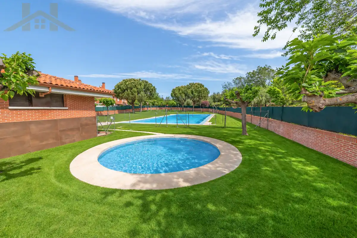 Swimming pool of Detached homes for sale in Valdemoro  with Air Conditioner, Heating and Private garden