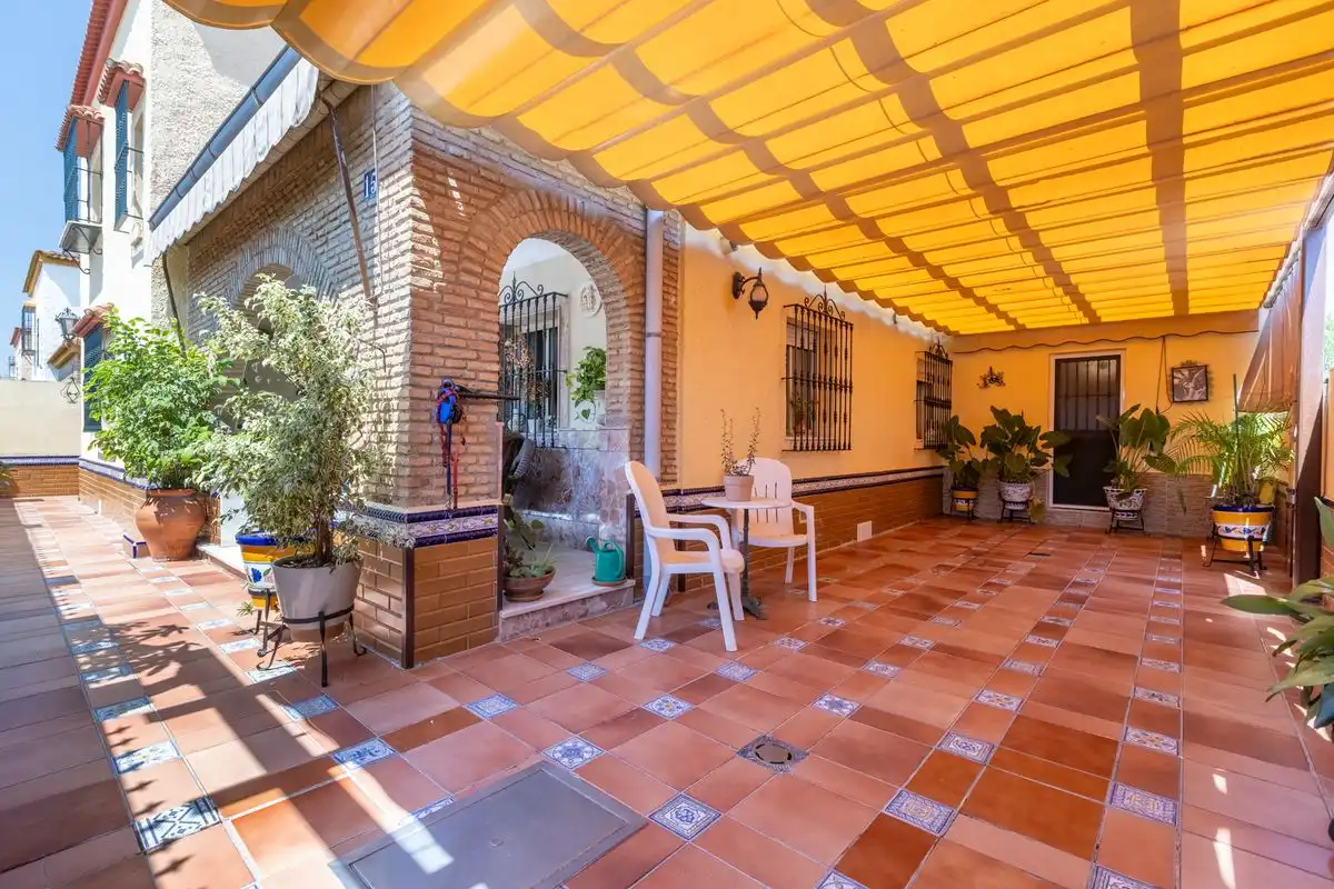Terrasse von Einfamilien-Reihenhaus zum Verkauf in Dos Hermanas mit Klimaanlage, Heizung und Terrasse