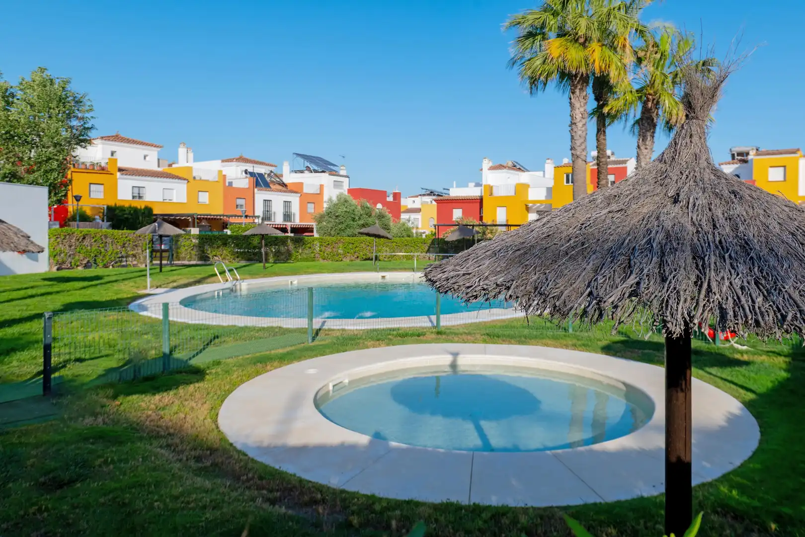 Jardí de Casa adosada en venda en Dos Hermanas amb Aire condicionat, Calefacció i Jardí privat