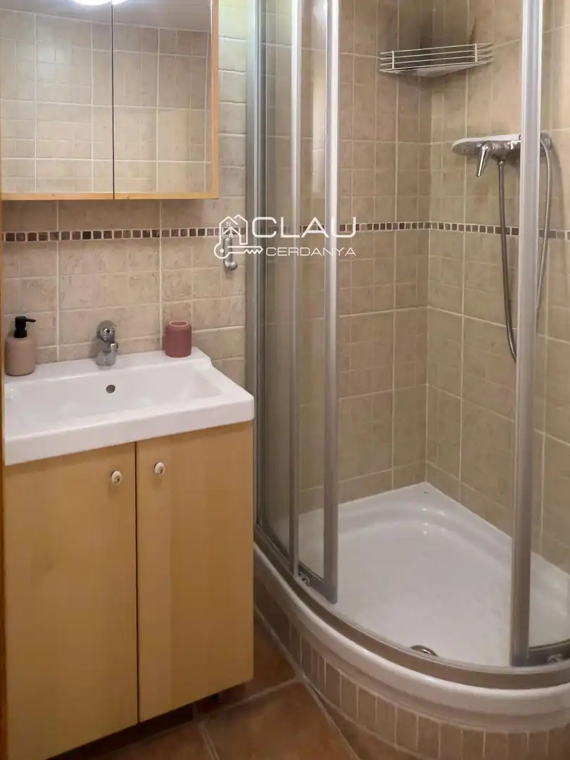 Badezimmer von Einfamilien-Reihenhaus zur Miete in Latour - de - Carol mit Heizung, Privatgarten und Terrasse