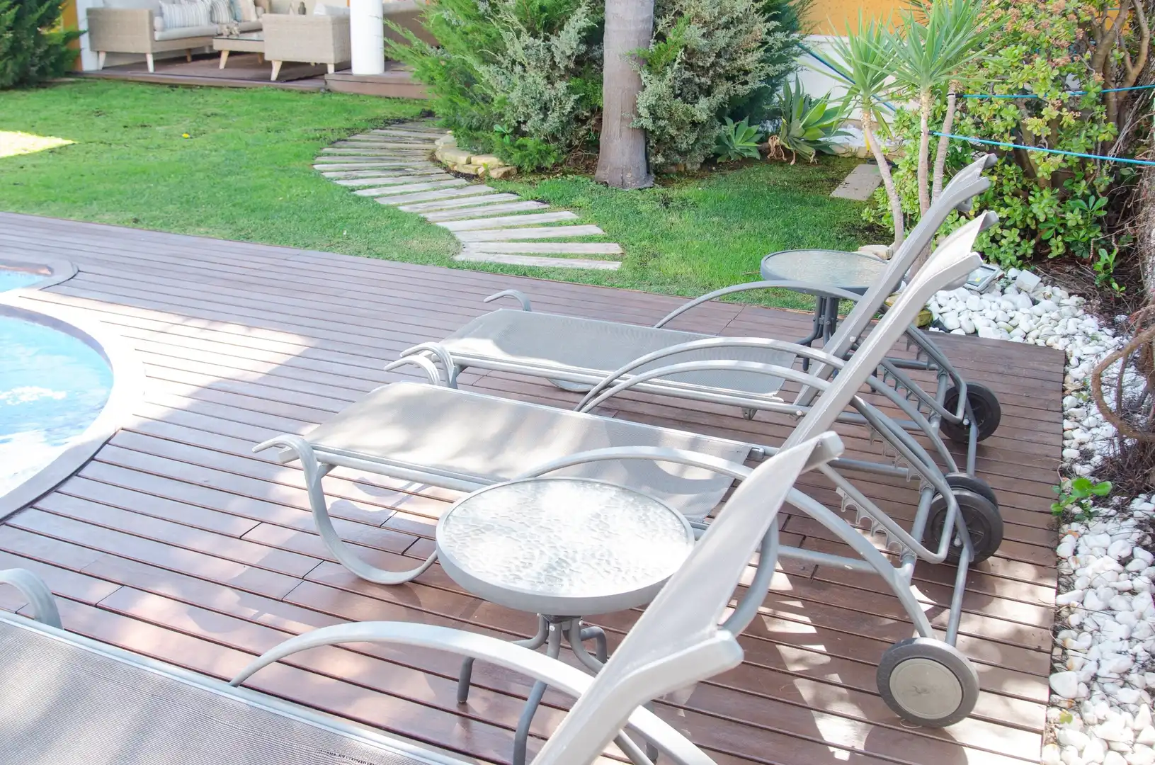 Terrasse von Einfamilien-Reihenhaus zum Verkauf in La Pobla de Vallbona mit Klimaanlage, Heizung und Privatgarten
