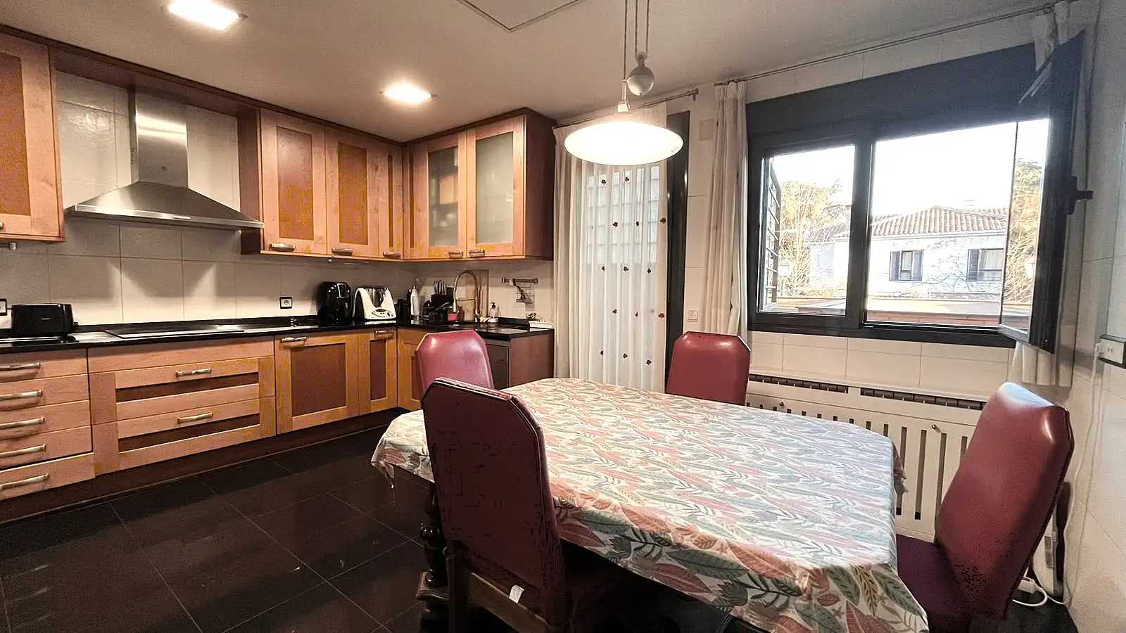 Cocina de Casa adosada en venta en Madrid con Aire acondicionado, Calefacción y Jardín privado