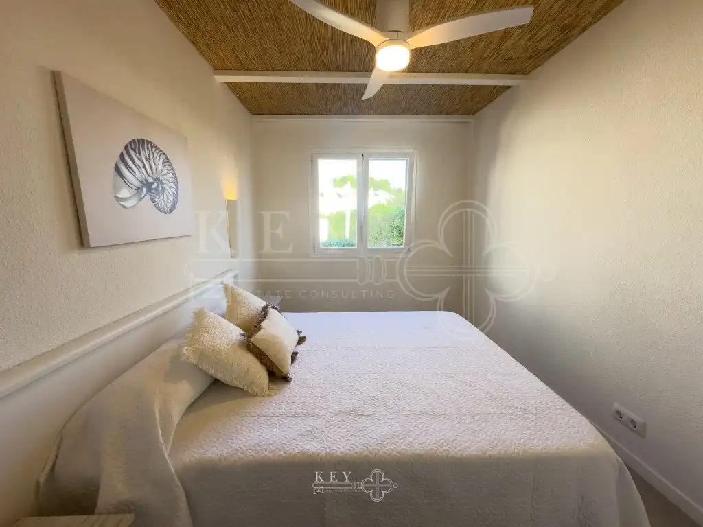 Dormitori de Apartament en venda en Ciutadella de Menorca amb Aire condicionat, Jardí privat i Piscina