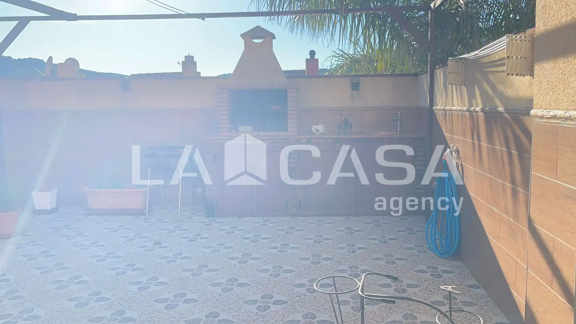 Terrasse von Einfamilien-Reihenhaus zum Verkauf in Algeciras mit Klimaanlage, Abstellraum und Schwimmbad