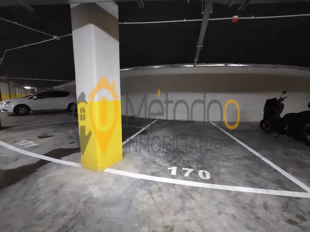 Parking de Piso de alquiler en Sevilla con Aire acondicionado, Calefacción y Parquet