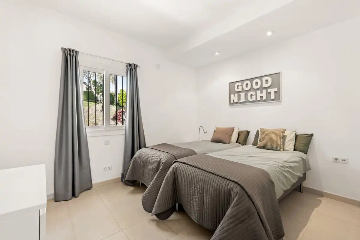 Dormitori de Casa adosada en venda en Marbella amb Aire condicionat, Jardí privat i Terrassa