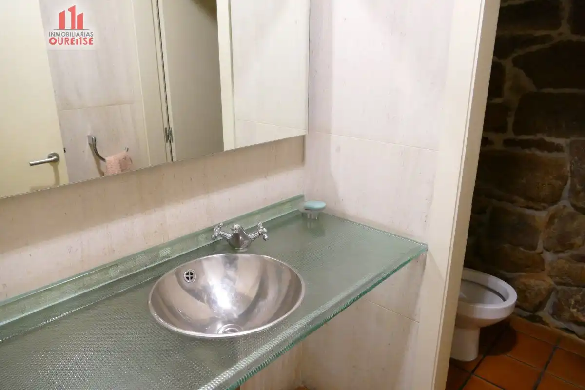 Bany de Oficina de lloguer en Ourense Capital  amb Aire condicionat i Moblat