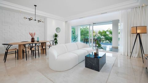 Un apartamento moderno, recientemente reformado en Nueva Andalucía.