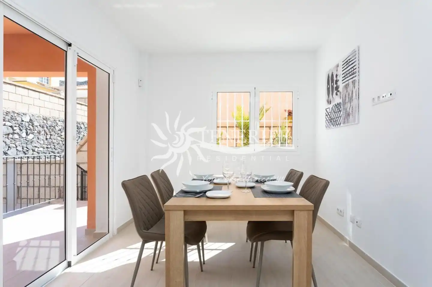 Menjador de Casa o xalet en venda en Adeje amb Aire condicionat, Terrassa i Moblat