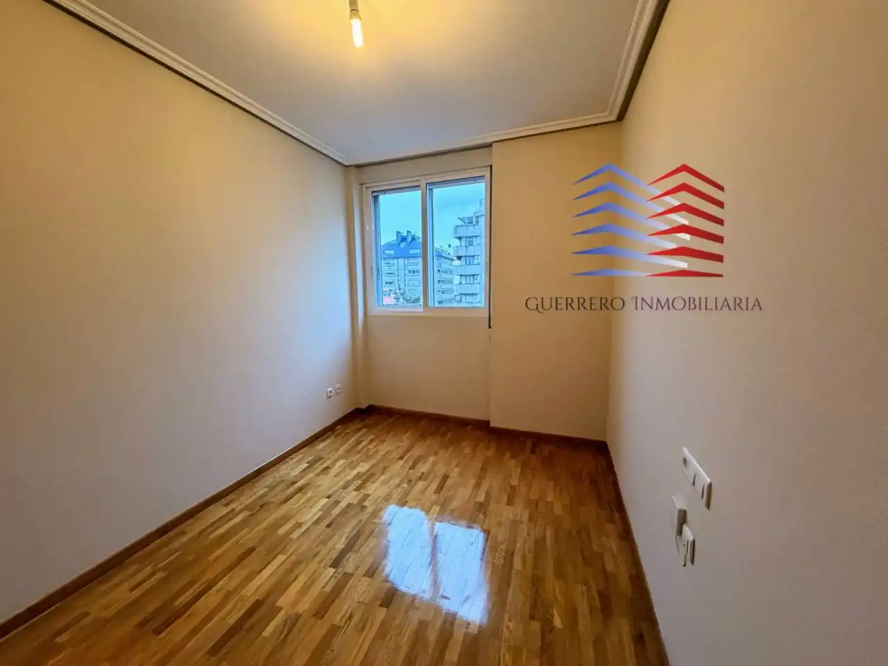 Dormitori de Pis de lloguer en Ourense Capital  amb Calefacció i Parquet