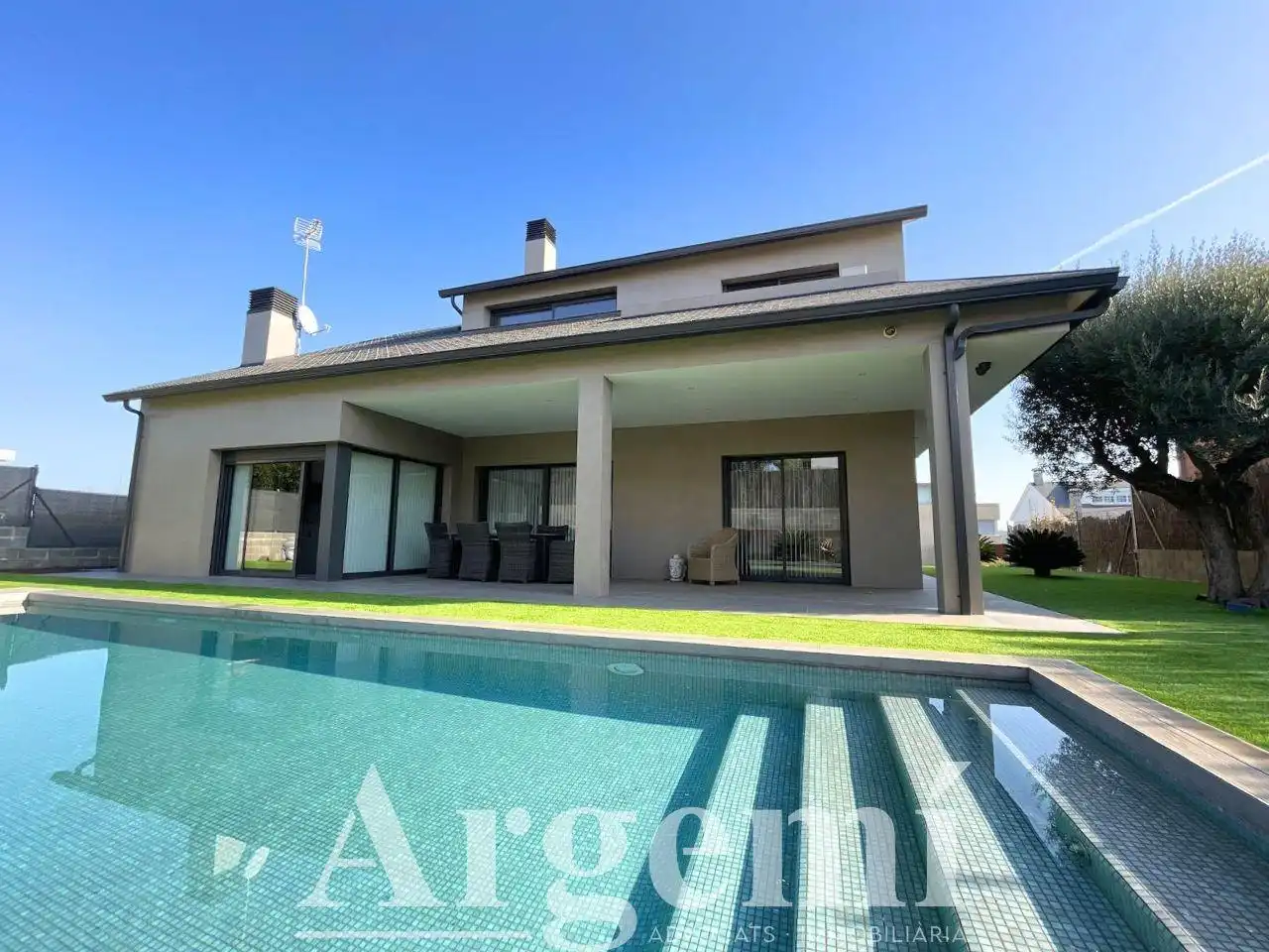 Vista exterior de Casa o chalet en venta en Palau-solità i Plegamans con Aire acondicionado, Calefacción y Jardín privado