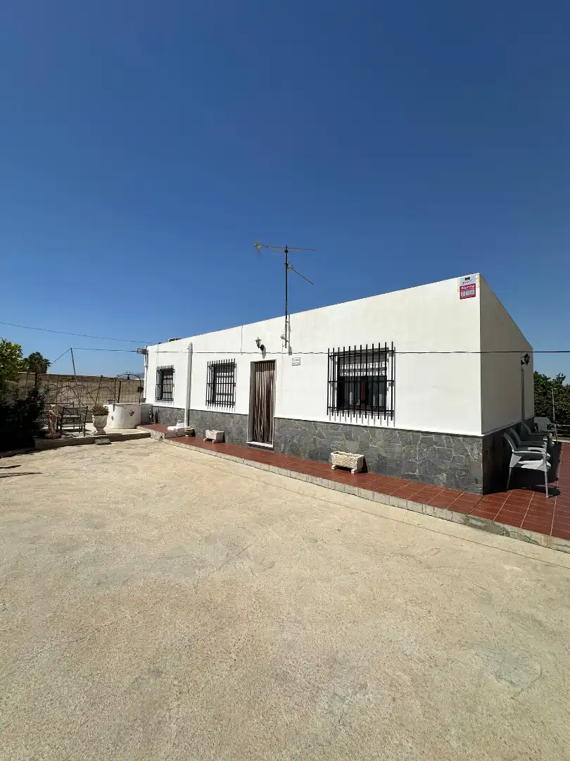 Vista exterior de Casa o xalet en venda en Almería amb Jardí privat, Terrassa i Traster