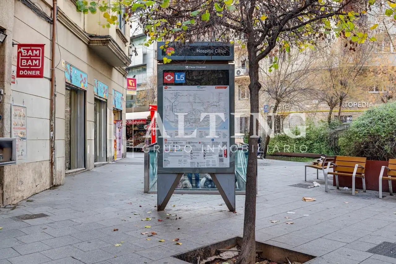Vista exterior de Local en venda en Barcelona amb Aire condicionat