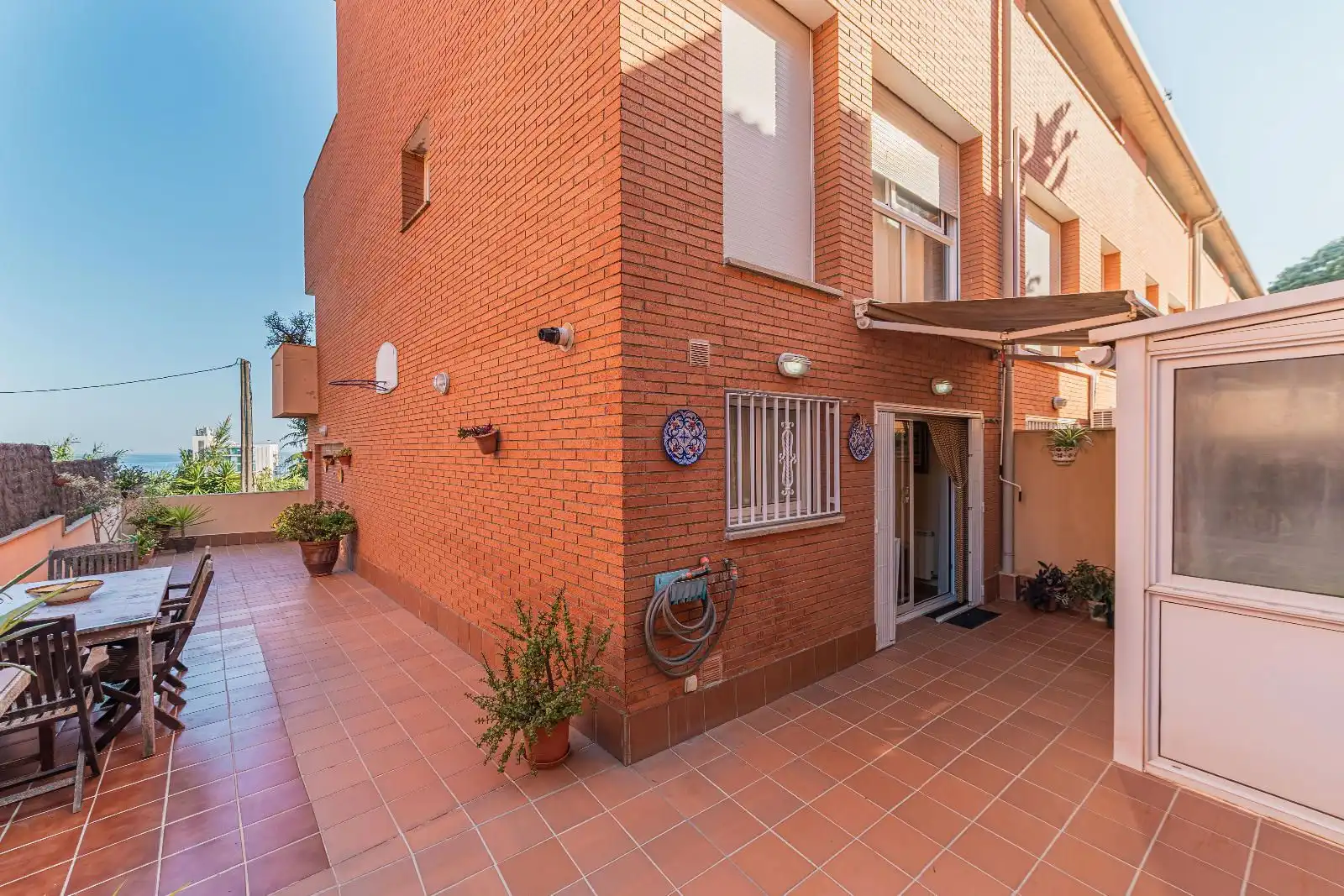 Vista exterior de Casa adosada en venda en Arenys de Mar amb Aire condicionat, Calefacció i Jardí privat