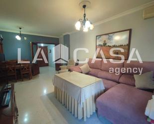 Sala d'estar de Pis en venda en Dos Hermanas amb Terrassa, Traster i Piscina