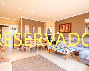 Sala d'estar de Casa adosada en venda en Móstoles amb Aire condicionat, Calefacció i Moblat
