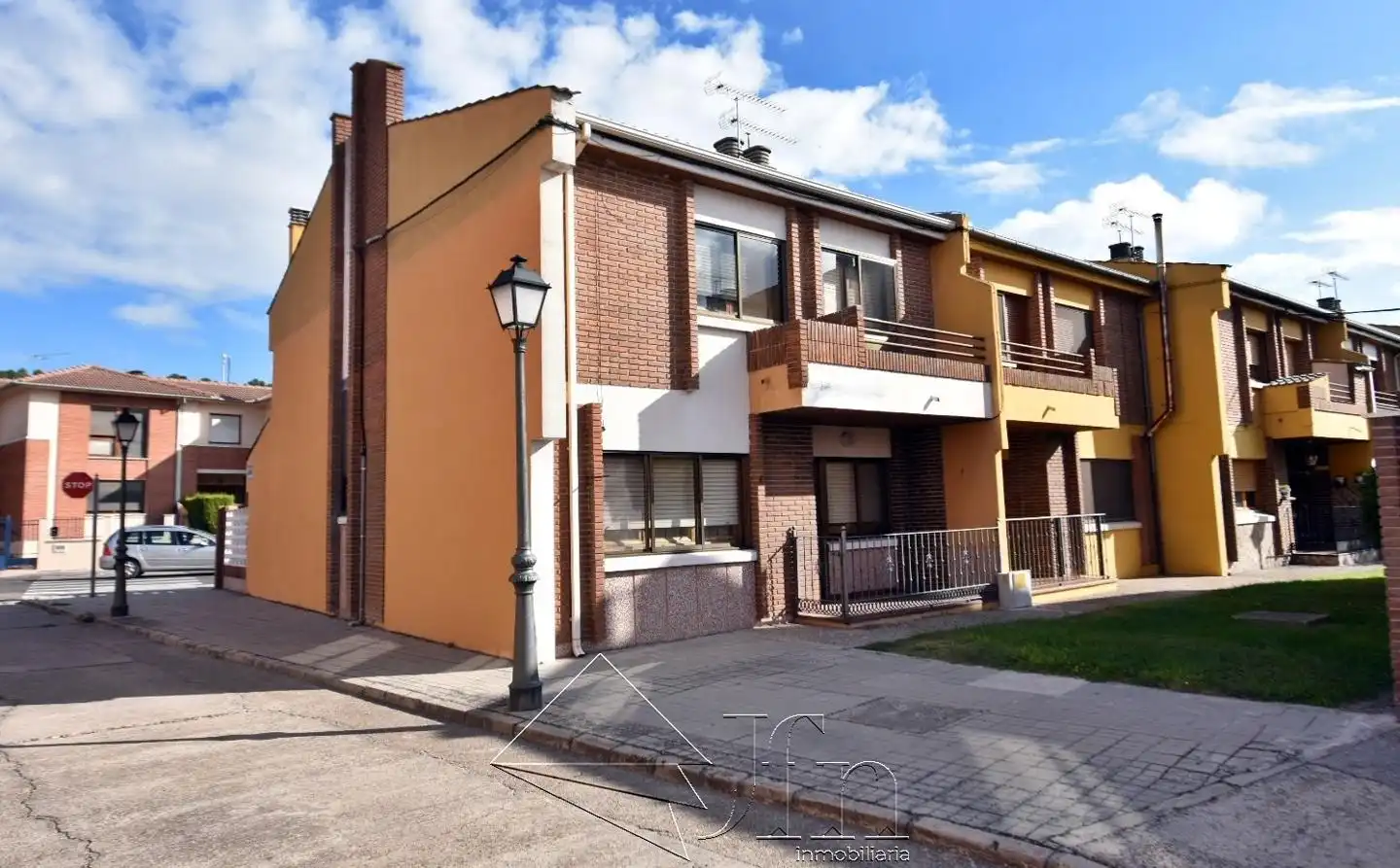 Außenansicht von Einfamilien-Reihenhaus zum Verkauf in Íscar mit Heizung und Balkon