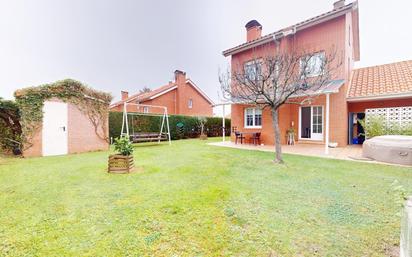 Jardí de Casa adosada en venda en Piélagos amb Calefacció, Jardí privat i Terrassa