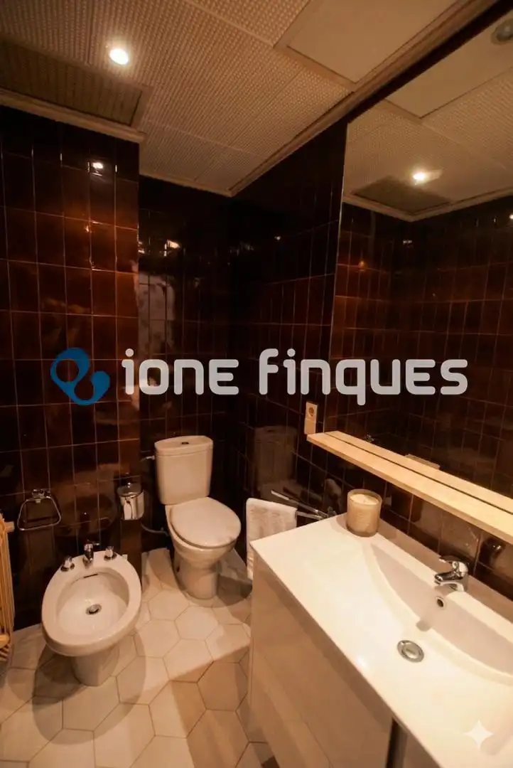 Badezimmer von Wohnung zum Verkauf in Barcelona mit Heizung, Privatgarten und Abstellraum