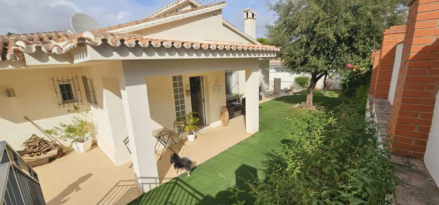 Vista exterior de Casa o xalet en venda en Alhaurín de la Torre amb Aire condicionat, Calefacció i Parquet