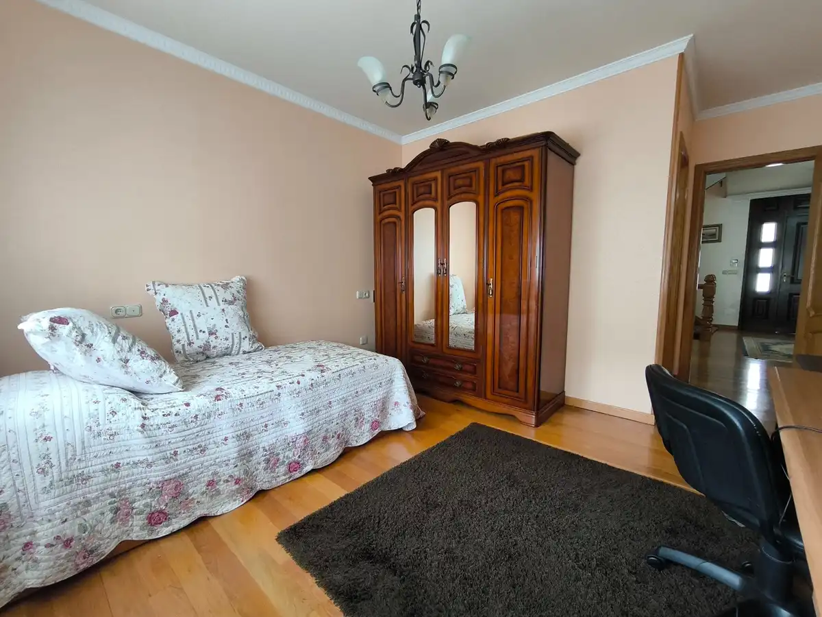 Habitación de Casa o chalet en venta en Vilagarcía de Arousa con Calefacción, Jardín privado y Parquet