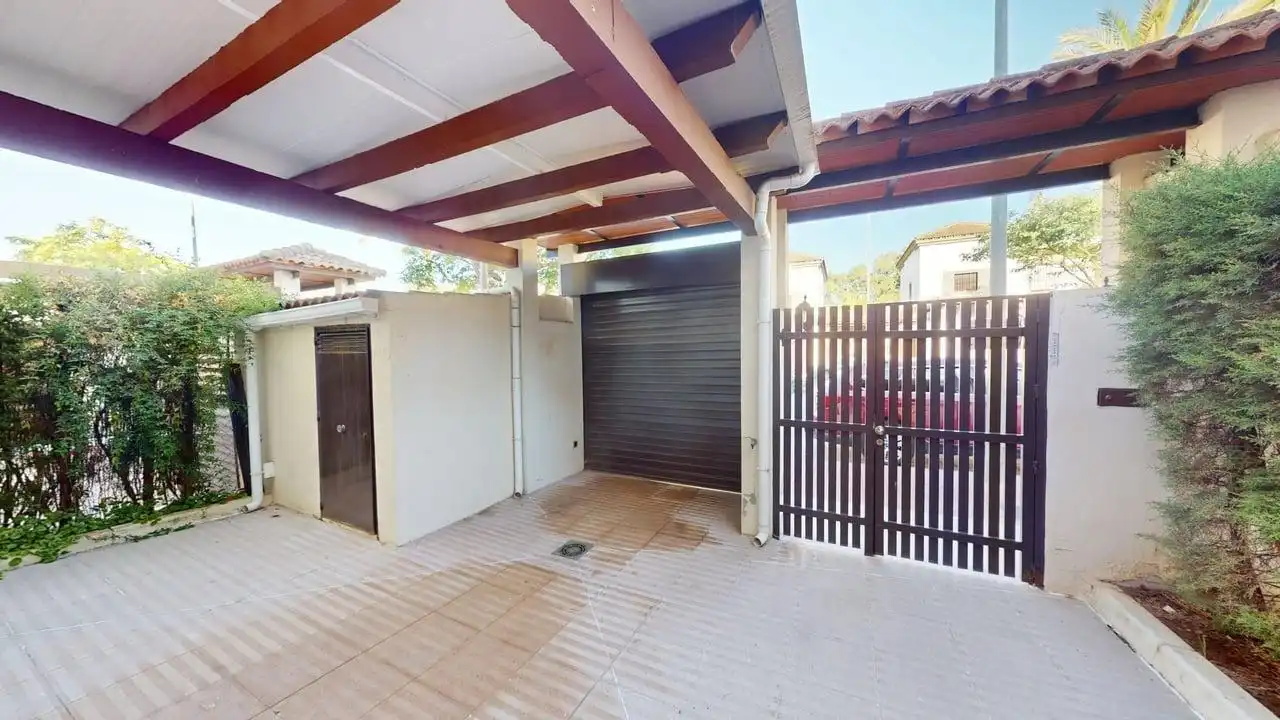 Vista exterior de Casa adosada de alquiler en Guillena con Aire acondicionado, Calefacción y Jardín privado