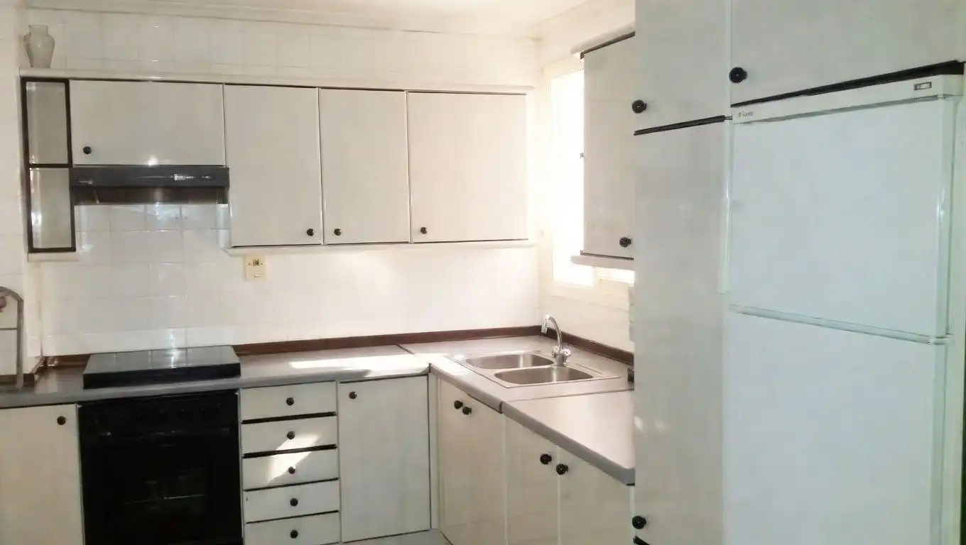 Cuina de Pis en venda en Vigo  amb Calefacció, Terrassa i Moblat