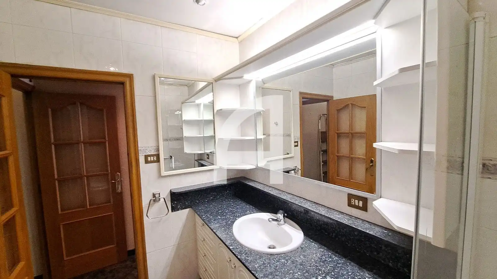 Bathroom of Houses for sale in Terrassa  with Terrace and Alarm