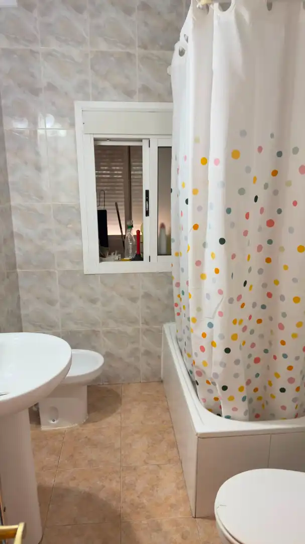 Badezimmer von Wohnung zur Miete in Granada mit Waschmaschine