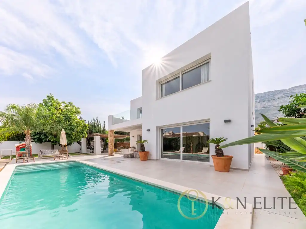 Vista exterior de Casa o xalet de lloguer en Dénia amb Aire condicionat, Jardí privat i Terrassa
