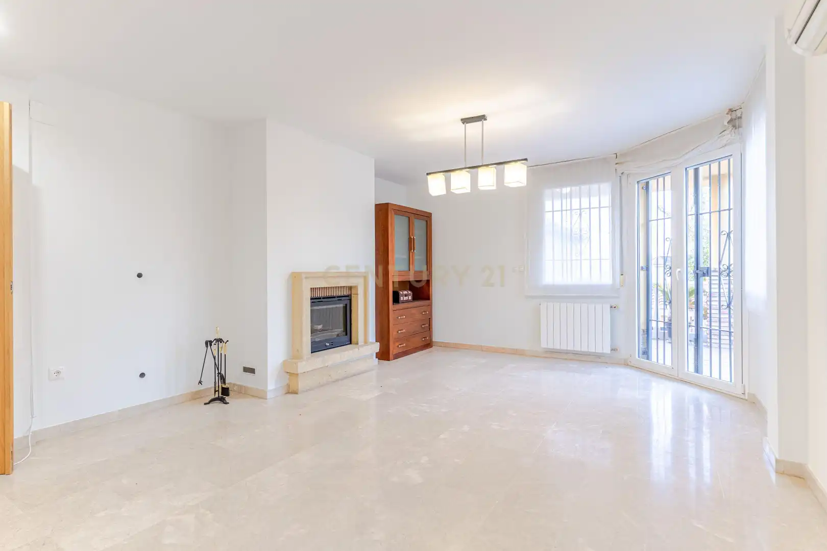 Sala d'estar de Casa adosada en venda en La Zubia amb Aire condicionat, Jardí privat i Traster