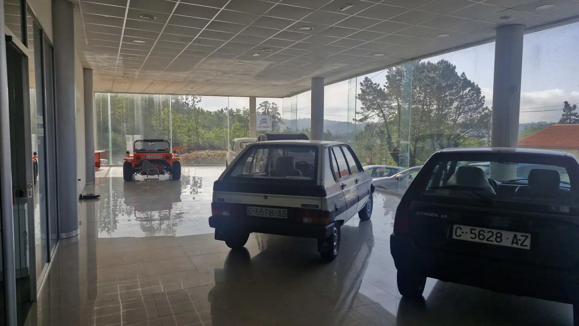 Parkplatz von Fabrikhallen zum Verkauf in Negreira