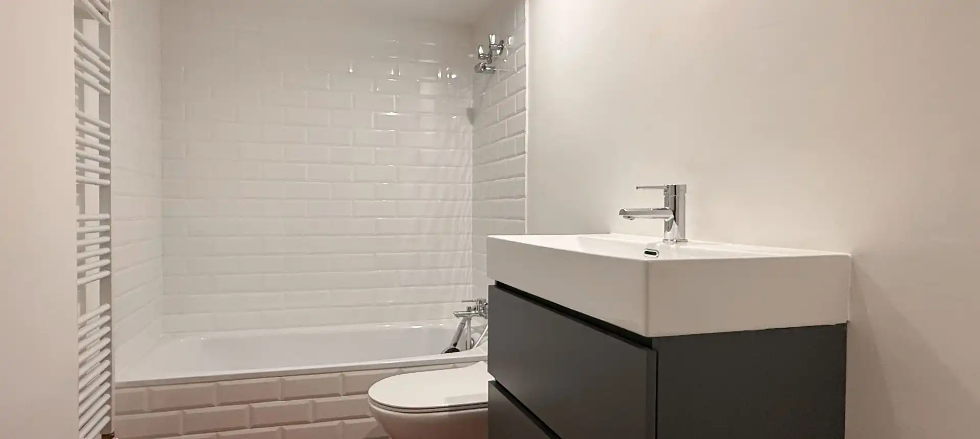 Badezimmer von Einfamilien-Reihenhaus zum Verkauf in Sant Boi de Llobregat mit Klimaanlage und Heizung