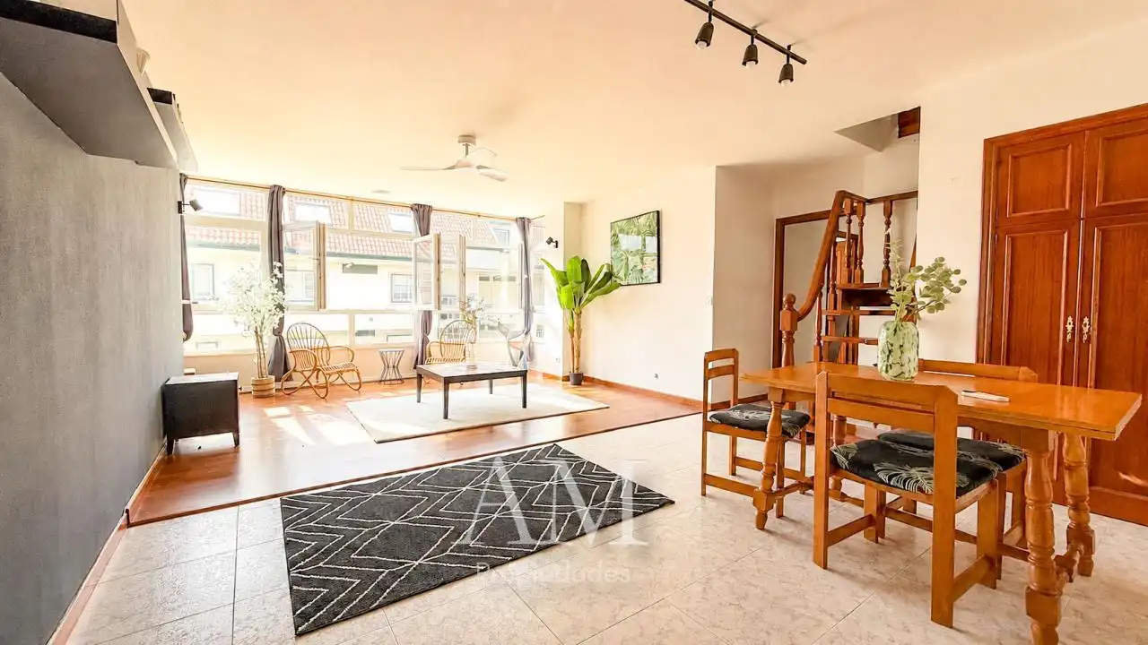 Sala d'estar de Dúplex en venda en Nigrán amb Terrassa, Traster i Moblat