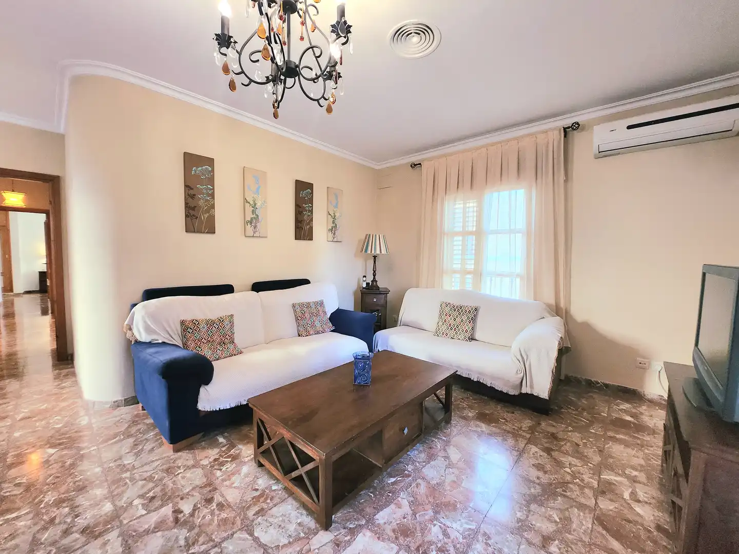 Sala de estar de Casa o chalet en venta en Alcalá de Guadaira con Aire acondicionado, Calefacción y Jardín privado
