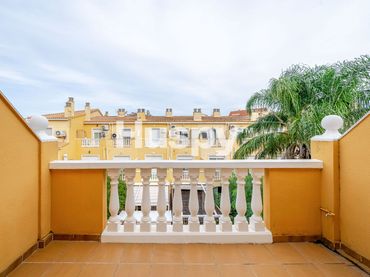 Casa a schiera con balcone in vendita a Avinguda d'Andalusia