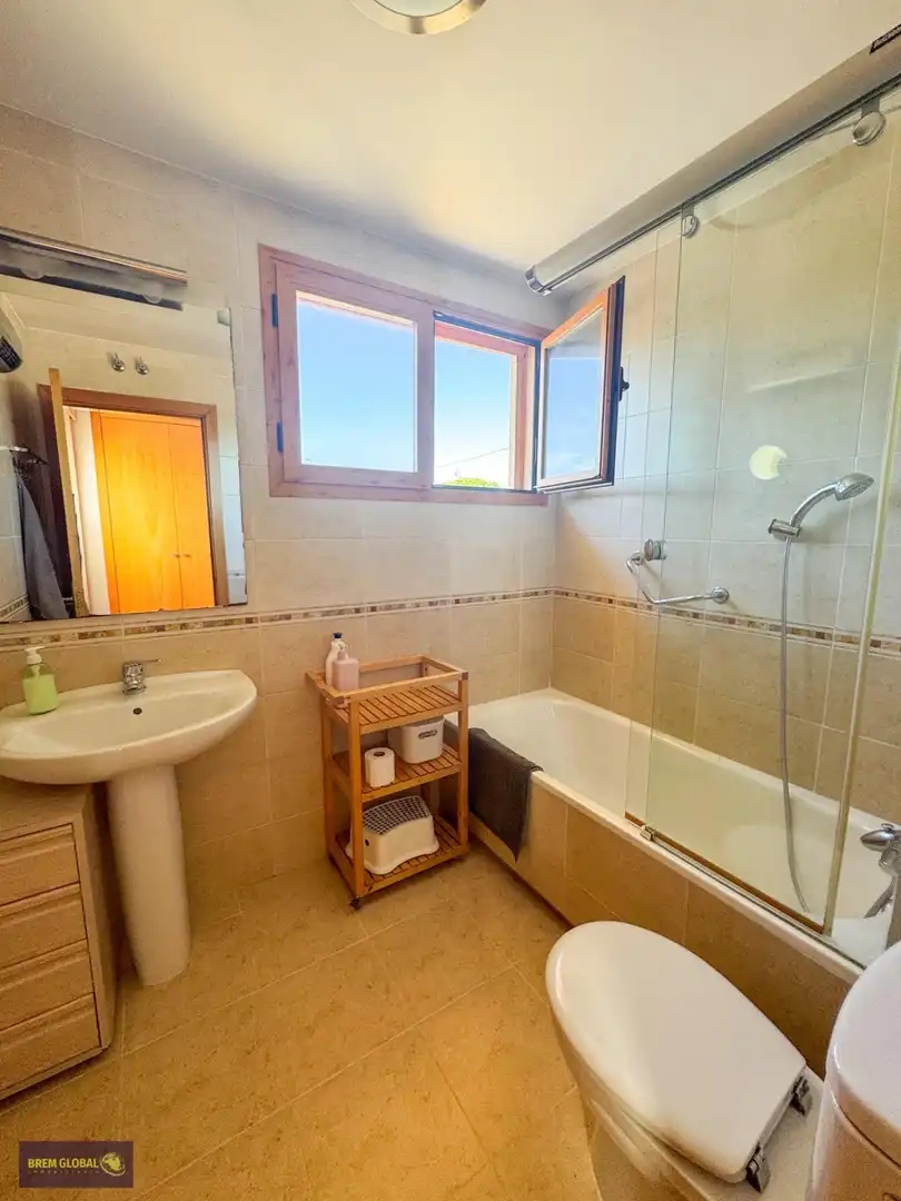 Baño de Casa adosada en venta en Lozoyuela-Navas-Sieteiglesias con Calefacción, Jardín privado y Terraza