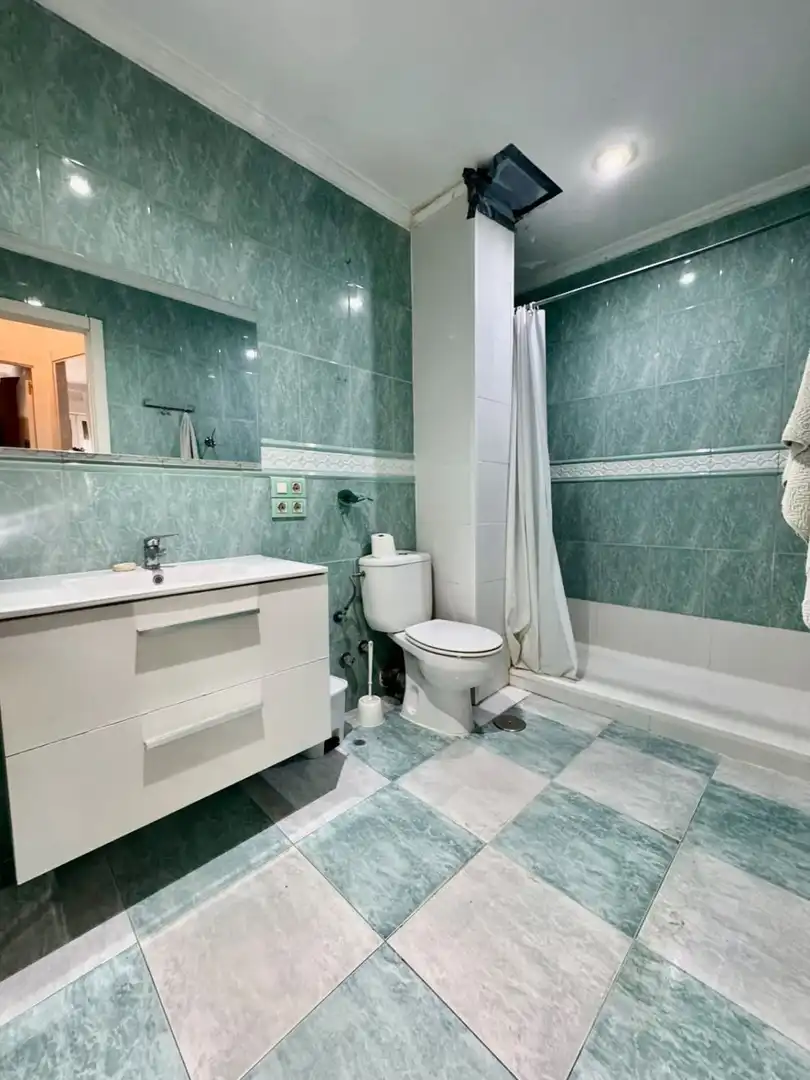 Baño de Piso de alquiler en Sevilla con Aire acondicionado y Balcón