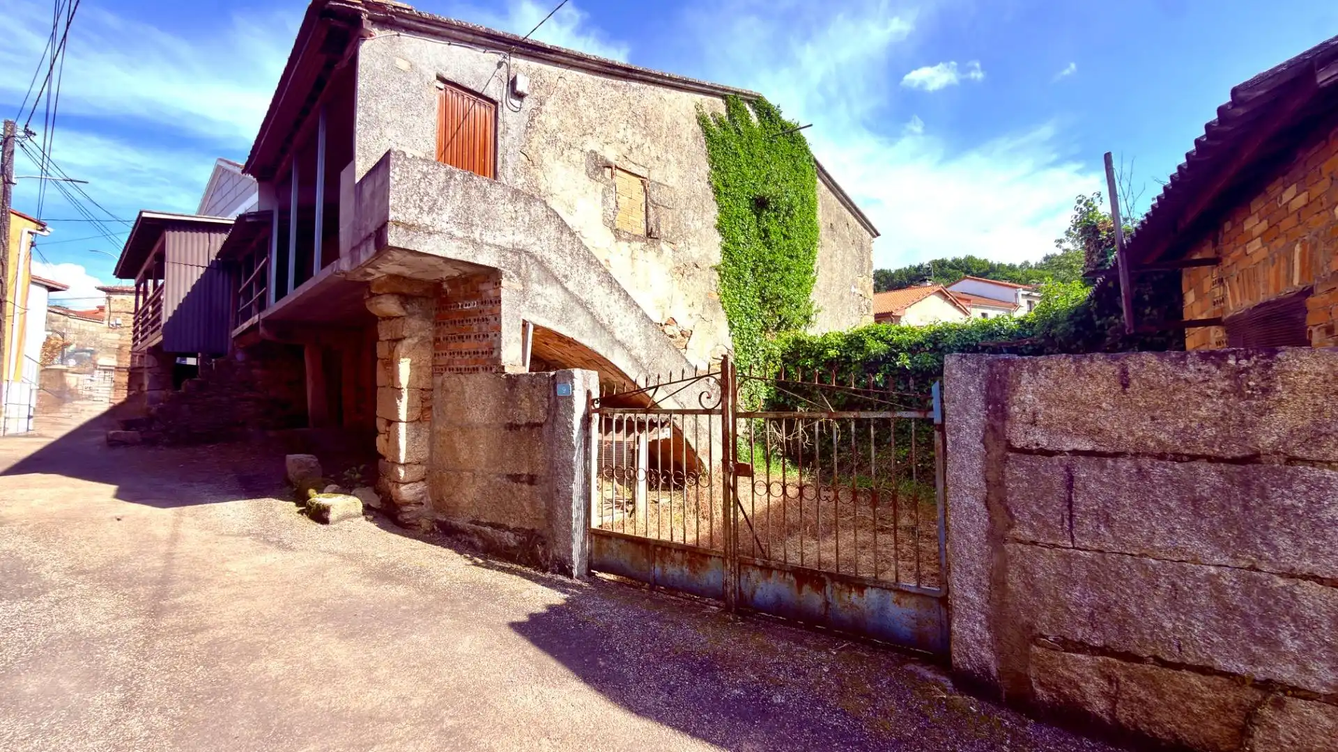Exterior view of Houses for sale in A Merca    with Balcony