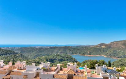 Vista exterior de Àtic en venda en Istán amb Aire condicionat, Calefacció i Jardí privat